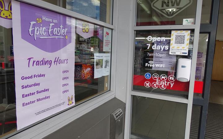 Complaint over Wānaka supermarkets flouting Easter trading rules | RNZ News