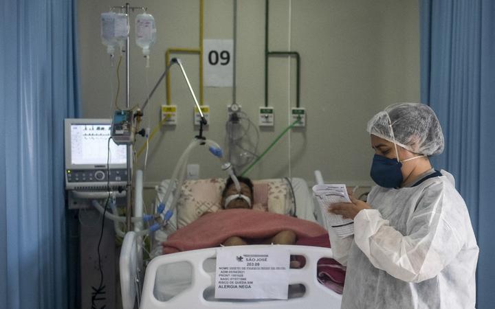 RIO DE JANEIRO, BRAZIL â APRIL 08 : Health workers struggle to save lives in the Intensive Care Unit of the Municipal Hospital Sao Jose, in Duque de Caxias, Rio De Janeiro, on April 8, 2021.