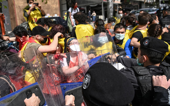 İstanbul'un bir banliyösü Beşiktaş'ta düzenlenen 1 Mayıs mitinginde düzinelerce tutuklanan Türk polisi ile protestocular arasında çatışma çıktı.