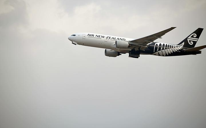  新西兰航空波音 777-219 从赤腊角岛的香港国际机场起飞后在空中飞行。