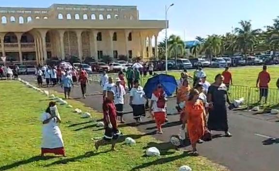 Crowds outside Samoa's Supreme Court head to parliament, where the Speaker has refused to convene the house amid a constitutional crisis. 24 May 202
