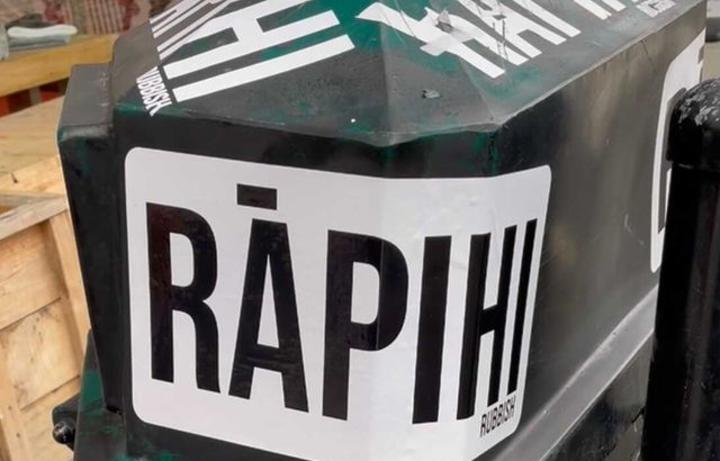 Photo of Artist calls out racism after te reo Māori sticker gets graffiti complaint