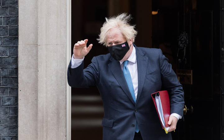 Le Premier ministre britannique Boris Johnson quitte le 10 Downing Street pour les logements familiaux à la Chambre des communes.
