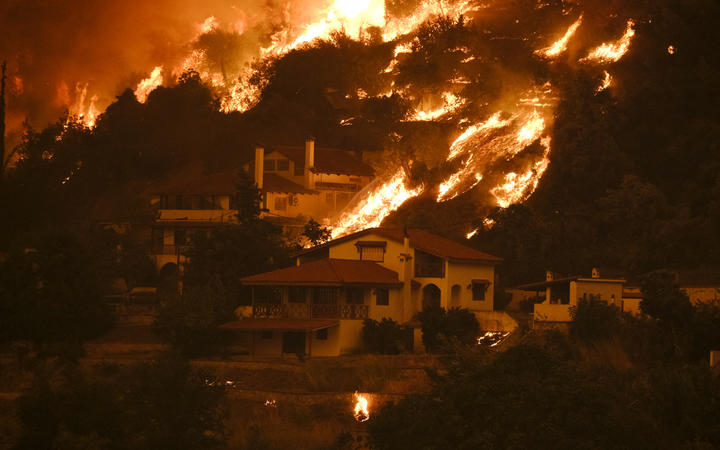 Greece wildfires: Hundreds more evacuated as uncontrolled fires rage | RNZ News