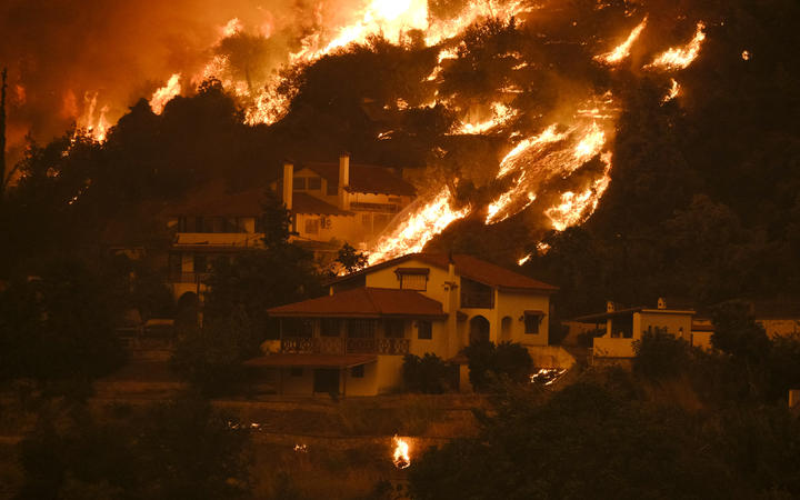 Greece wildfires: Hundreds more evacuated as uncontrolled fires rage | RNZ  News