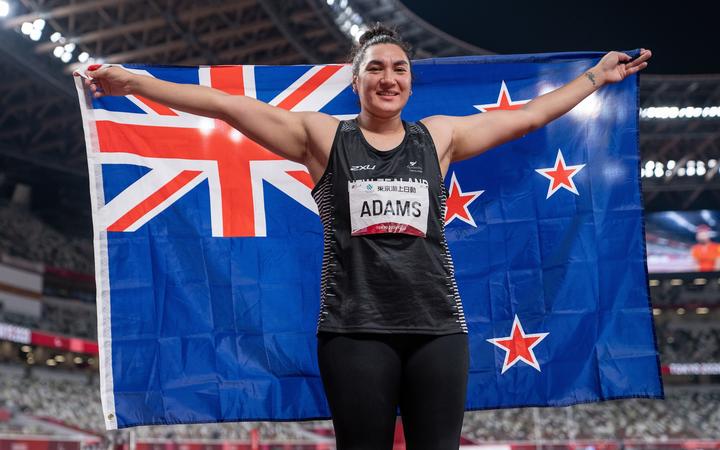 Lisa Adams NZL poses with her national flag after winning the Gold Medal in the Womenâs Athletics Shot Put F37 Final in the Olympic Stadium. Tokyo 2020 Paralympic Games, Tokyo, Japan, Saturday 28 August 2021. 