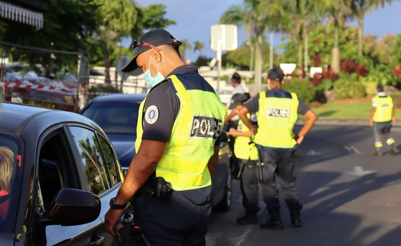 La police de Polynésie française contrôle les mouvements pendant le verrouillage de Covid-19 