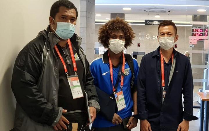 O médico da equipe do clero Alex Munamuwa, Rafael Lee e o líder do SIFF William Loy no hospital.