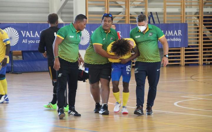 A estrela do futebol Solomon está prestes a ser submetida a uma cirurgia