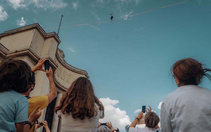 France, Paris, 2021-09-18.  Chaillot vivez l'expérience du funambule Nathan Paulin traverse la Seine sur un fil allant de la Tour Eiffel au Trocadéro.