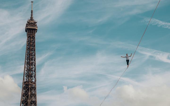 France, Paris, 2021-09-18.  Chaillot vivez l'expérience du funambule Nathan Paulin traverse la Seine sur un fil allant de la Tour Eiffel au Trocadéro. 