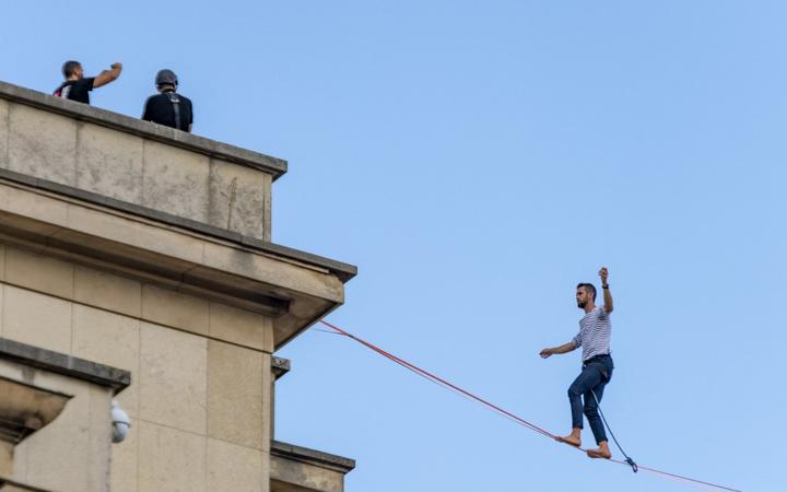 France, Paris, 2021-09-18, le funambule Nathan Paulin marche sur un câble entre la Tour Eiffel et le Trocadéro, 