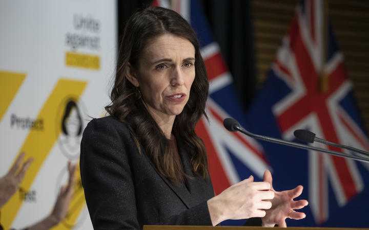 Le Premier ministre Jacinda Ardern lors de sa conférence de presse post-cabinet avec le directeur général de la santé, le Dr Ashley Bloomfield, au Parlement, à Wellington.  27 septembre 2021. 