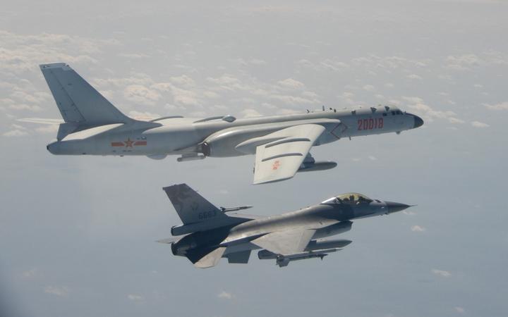 A Taiwanese F-16 fighter jet flying next to a Chinese H-6 bomber (top) in Taiwan's airspace. - Taiwan said it scrambled fighter jets on February 10 after Chinese military aircraft briefly crossed into its airspace.