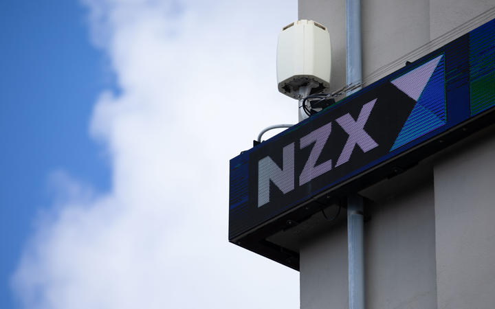 NZshare market slide continues as it follows world markets' fall thumbnail