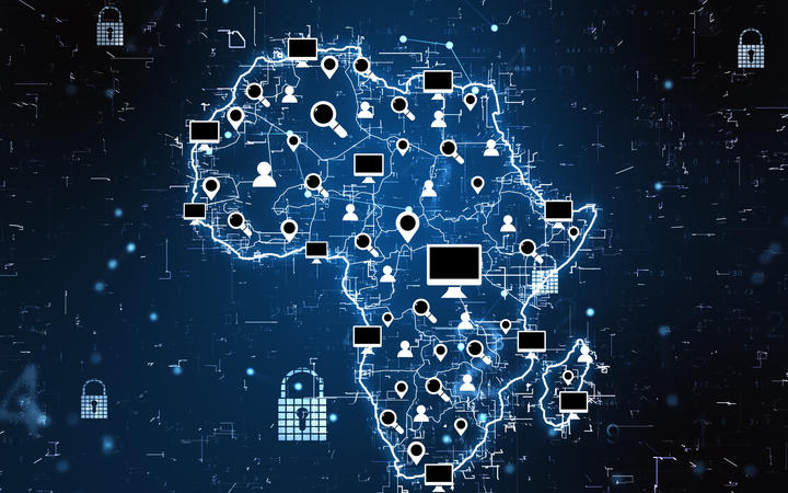 Concept de communication du cyberespace avec carte numérique de l'Afrique, icônes lumineuses des médias sociaux, panneaux d'ordinateur et serrures sur fond sombre.  Rendu 3D