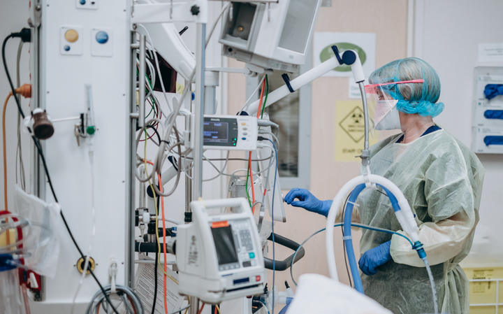卫生工作者在赫特医院参加了针对 Covid-19 的 ICU 培训。