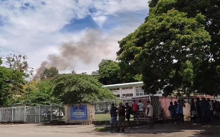 Photo of Des bâtiments incendiés lors de pillages après une manifestation aux Îles Salomon