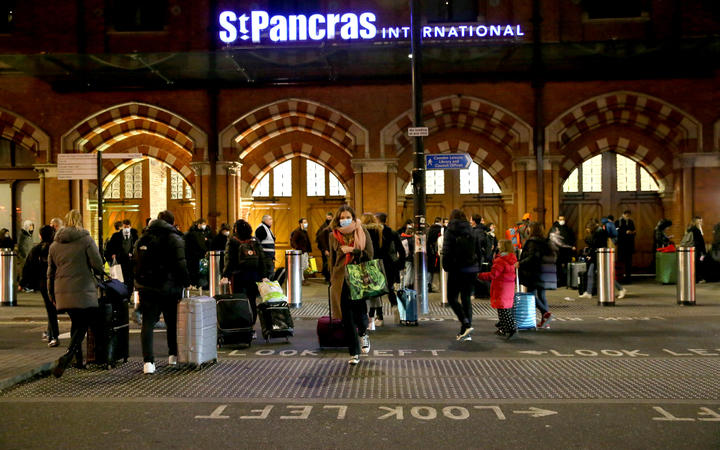 Personnes en attente à la gare internationale de St Pancras à Londres avant la restriction de voyage imposée par la France aux voyageurs en provenance du Royaume-Uni pour empêcher la propagation de la variante Omicron de Covid-19 le 17 décembre 2021.