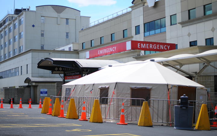 Photo of Covid-19: les admissions à l’hôpital atteignent un niveau record lors d’une journée record pour la propagation de l’omicron