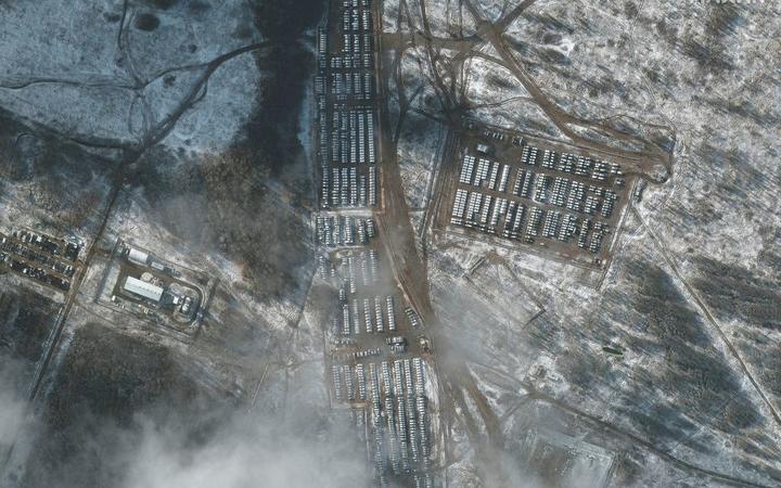 Photo of Des images satellites montrent que la Russie renforce toujours ses forces près de l’Ukraine