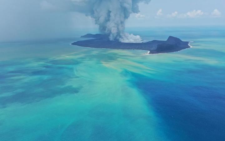 The discoloration of the sea shows a significant discharge of volcanic fluids (steam, condensates laden with chemical elements) into the sea and contaminating the seawater.