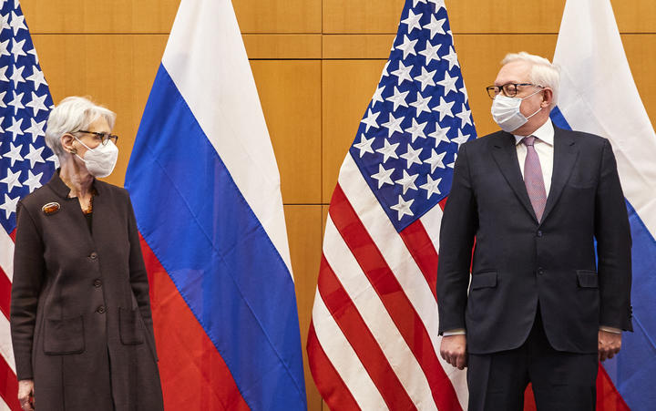 US Deputy Secretary of State Wendy Sherman (left) and Russian deputy Foreign Minister Sergei Ryabkov (right) pose for pictures as they attend security talks on soaring tensions over Ukraine in Geneva, on 10 January, 2022.