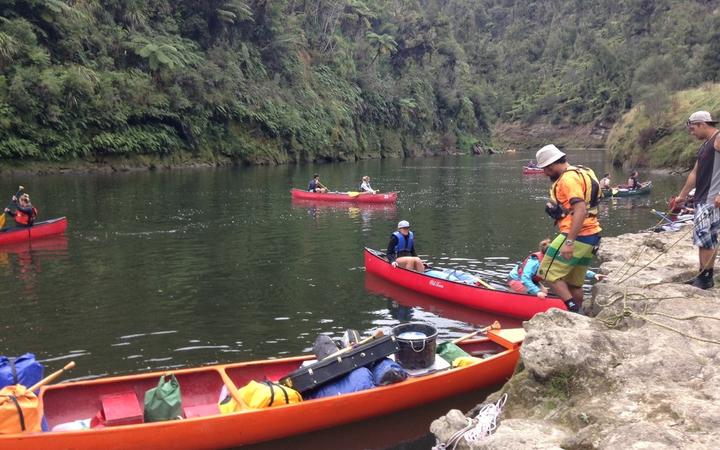 Paddlers on Whanganui River. 