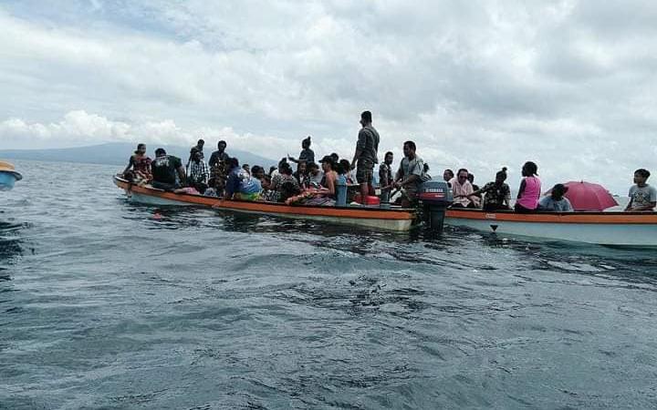 Families of the 14 victims head out to sea to lay wreaths during the memorial service in Gizo.