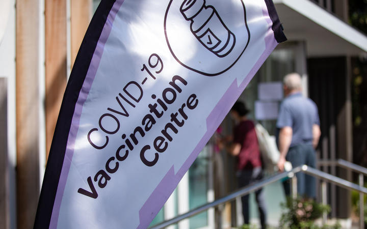 Les gens font la queue dans un centre de vaccination Covid-19 