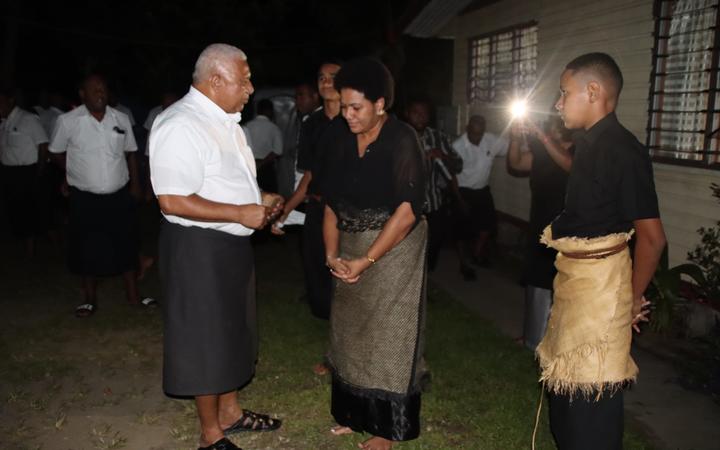 Le Premier ministre fidjien Frank Bainimarama rencontre la famille de feu Ratu Serufoama Savu Dakuna après les funérailles à Suva le 5 janvier.