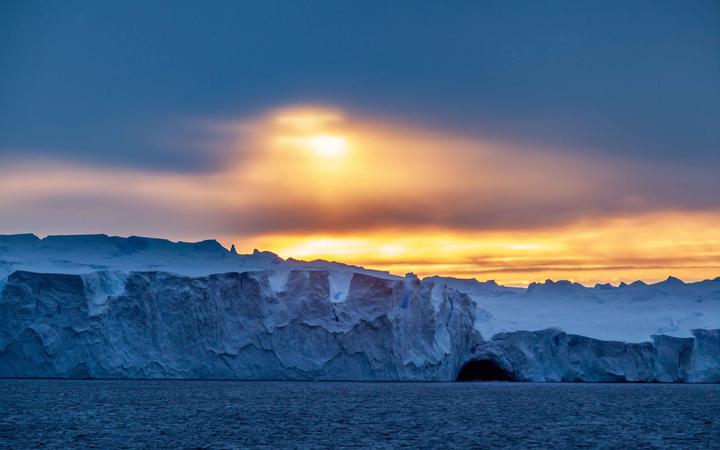 El glaciar Vanderford se desliza lentamente a través del calentamiento del océano Austral, lo que contribuye al aumento del nivel del mar.