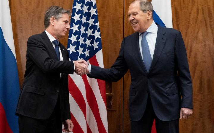 Le secrétaire d'État américain Antony Blinken (à gauche) et le ministre russe des Affaires étrangères Sergueï Lavrov se serrent la main avant leur rencontre du 21 janvier 2022 à Genève, en Suisse.