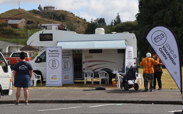 A Te Ranga Tupua iwi collective mobile team and residents in Raetihi.