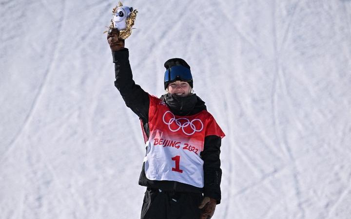 Gold medallist New Zealand's Zoi Sadowski Synnott poses on the podium during the medals ceremony after the snowboard women's slopestyle final run at the Genting Snow Park H & S Stadium in Zhangjiakou on February 6, 2022. 