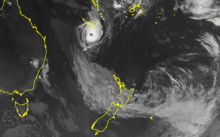 接近新西兰的气旋多维的卫星图像。