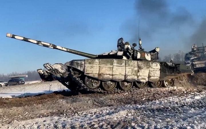 Une capture d'image d'une séquence publiée le mardi 15 février 2022 par Moscou montre que des chars des unités du district militaire occidental retournent à leurs points de déploiement permanent (bases) depuis un emplacement non divulgué près de l'Ukraine. 