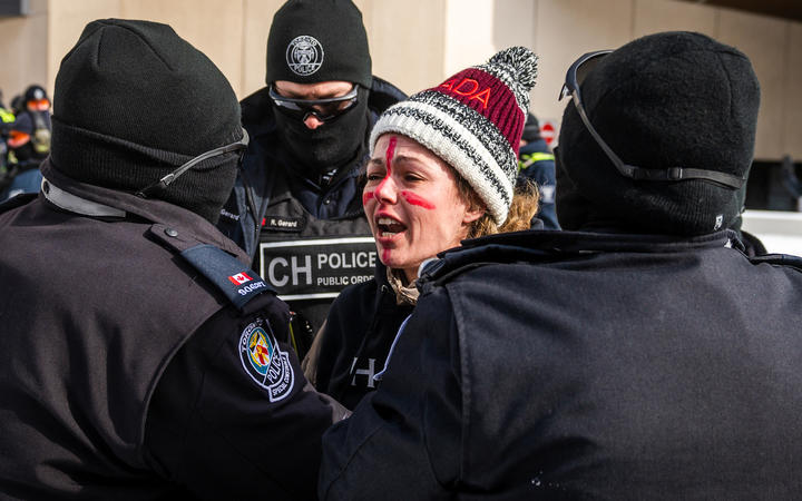 警方于 2022 年 2 月 18 日在渥太华逮捕了一名反对 Covid-19 授权的示威者。