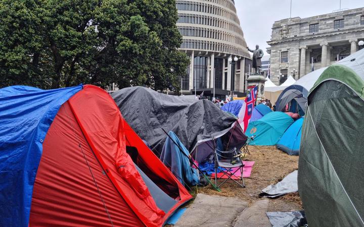 抗议活动第 13 天，议会外的帐篷。