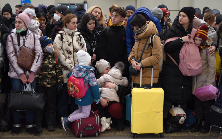 Ludzie czekają na pociąg do Polski na dworcu we Lwowie, 26 lutego 2022 r.