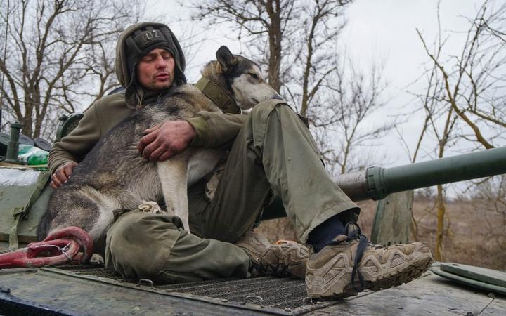 Rosja ogłosiła ograniczone zawieszenie broni na Ukrainie, aby umożliwić ewakuacje, ale kontynuuje swoją masową ofensywę