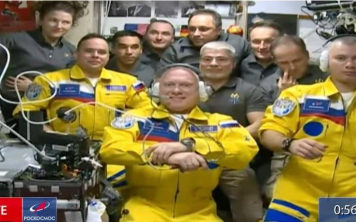 Rusos abordan la Estación Espacial Internacional con los colores de Ucrania