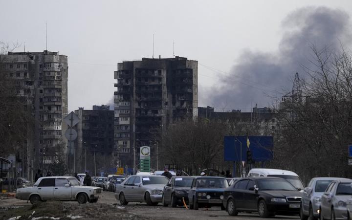 乌克兰马里乌波尔 — 3 月 20 日：2022 年 3 月 20 日，在乌克兰马里乌波尔，在俄罗斯袭击下被困在马里乌波尔市的平民，在亲俄分离主义者的控制下，通过其他城市成批撤离。