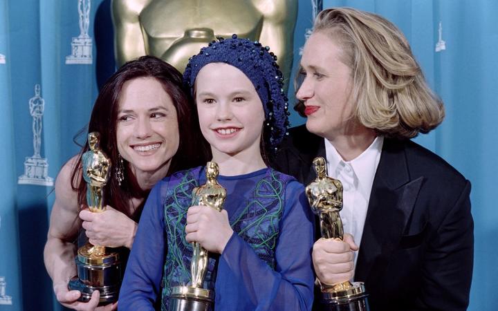 US actress Holly Hunter (L), New Zealand's director Jane Campion (R) and actress Anna Paquin pose with their Oscars after winning respectively the awards for best actress, best original screenplay and best supporting actress for the movie 