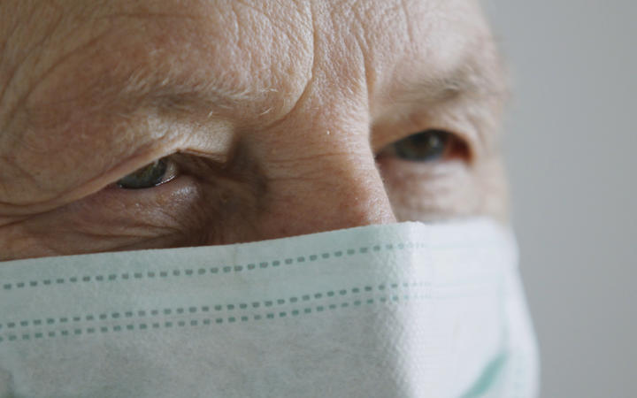 戴医用口罩的老人。 预防冠状病毒 Covid-19 的传播。
