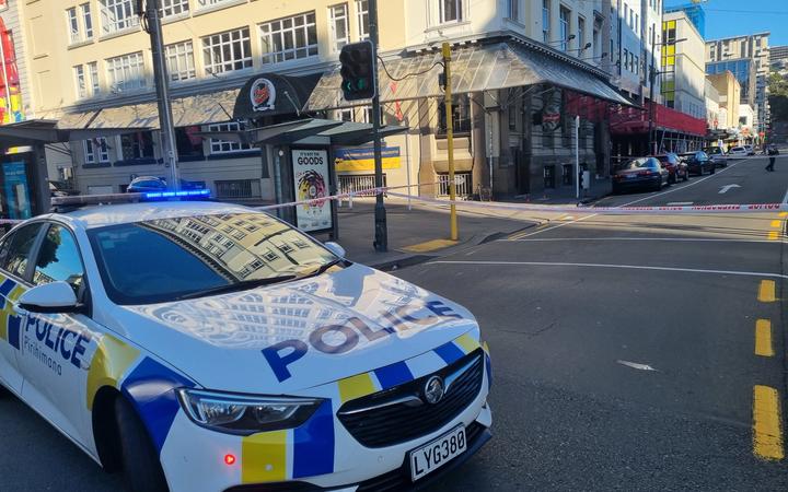 在迪克森街发生一起事件后,两人被捕。