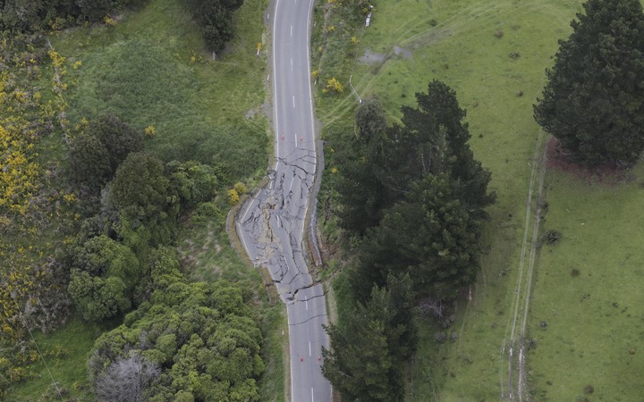 Road between Kaikoura and Mt Lyford - bends in the road