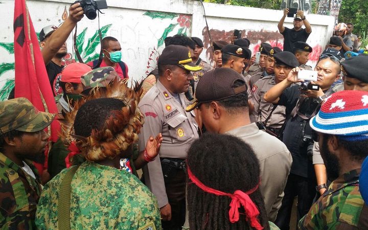 Indonesian police talk to members of the West Papua National Committee in Jayapura during their demonstration, 31 May 2016.