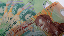 NZ twenty and five dollar notes.