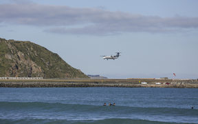 Wellington Airport - Air New Zealand plane landing